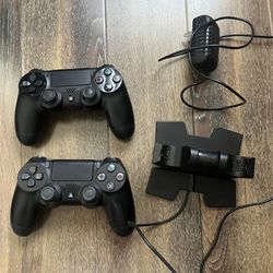 PS4 Controller X 2 + Charging Dock