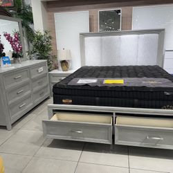 King Bedroom Set 🩶 Two Drawers On Footboard For More Storage 