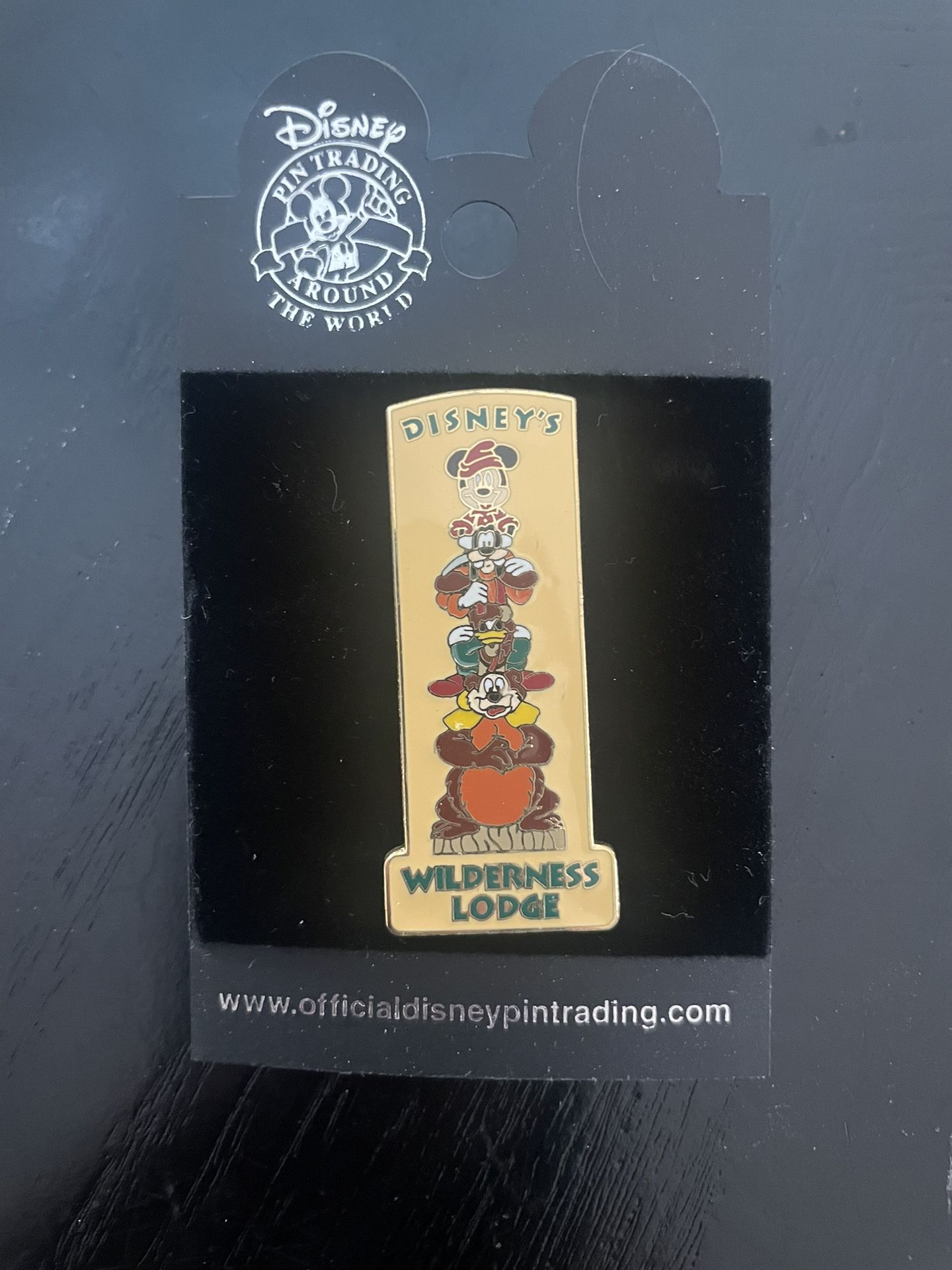 Pin Walt Disney Wilderness Lodge Resort Totem Pole Mickey Goofy Donald Humphrey