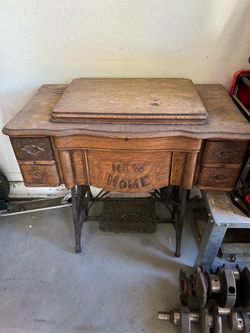 Vintage sewing table/ machine