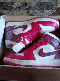 WMNS Air Jordan 1 Mid