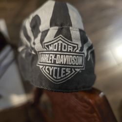 Harley Davidson headwrap one size fit all, 100% Cotton, adjustable for pony tail. Color: gray/white, Bike rider. Motorcycle.

Pickup East side El Paso