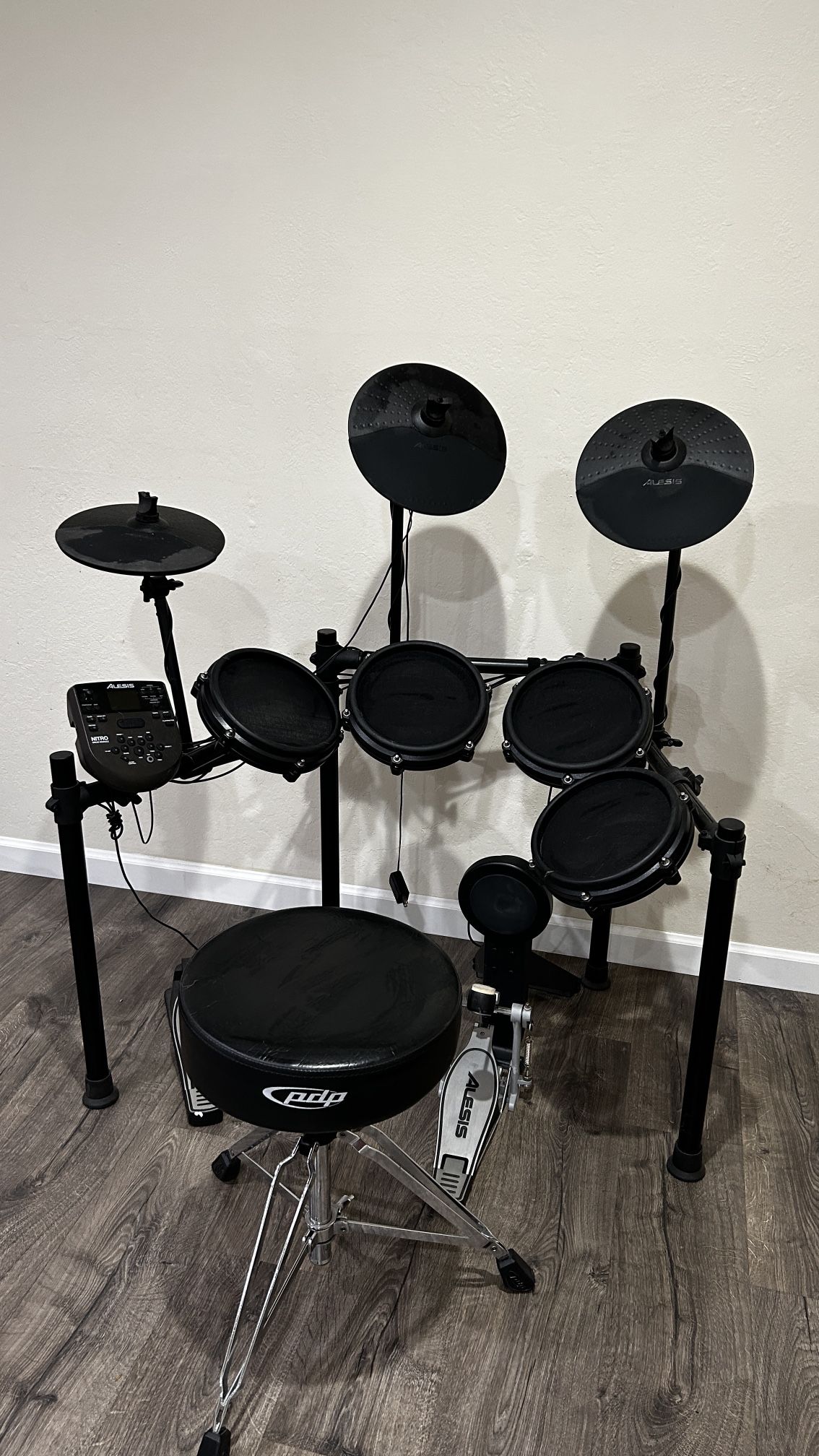 Alesis Nitro Mesh Electronic Drum Kit w/ Amp & Throne – Great Condition