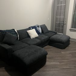 Tolzmann Sectional Couch  With 2 Ottoman’s 