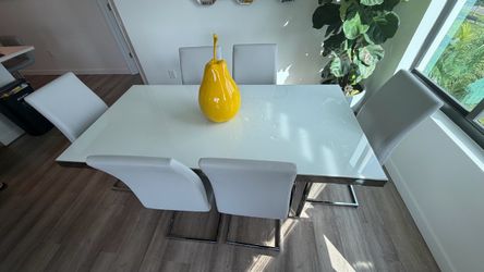 White dining table + 6 chairs