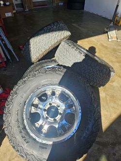 Set of 4 wheels and tire 285/70/17