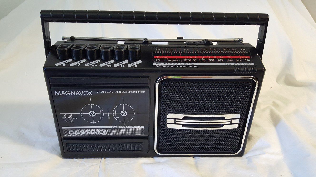 Magnavox model d7160 radio with cassette player