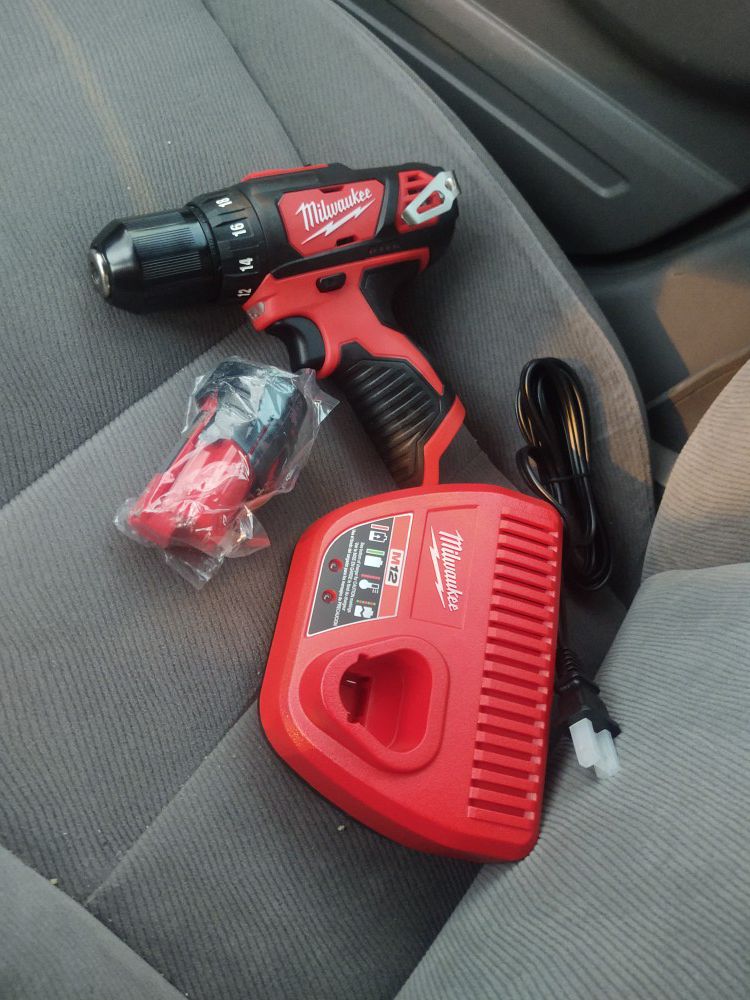Milwaukee m12 drill set battery 1.5 and charger all new firm price or don't waiste my time