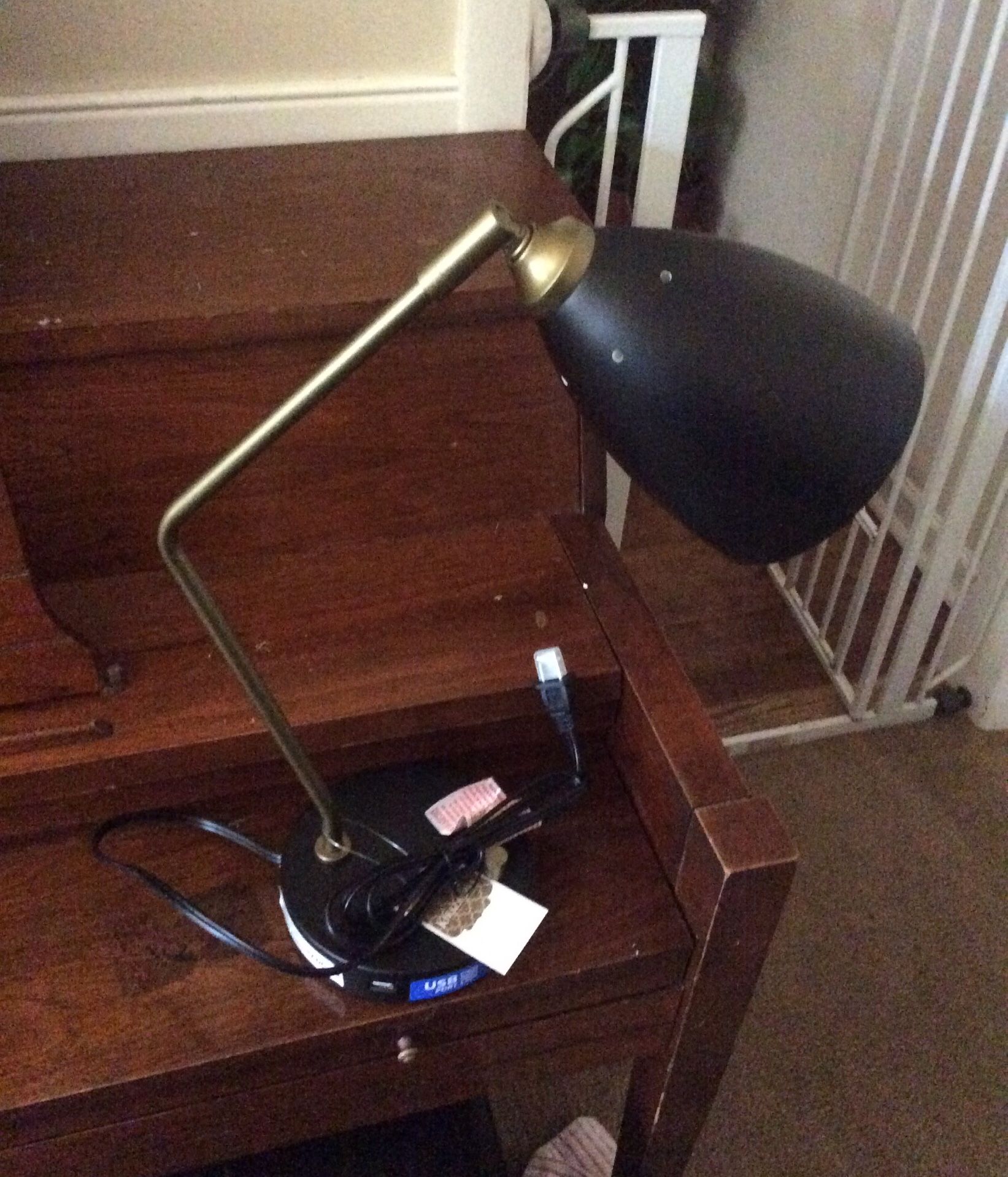 Desk lamp with USB port