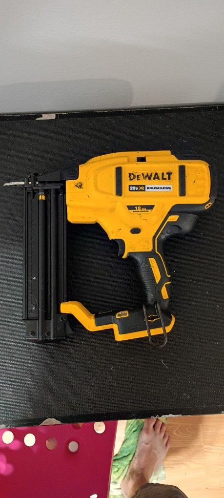 Dewalt DCN680B 20V MAX XR 18 Gauge Cordless Brad Nailer