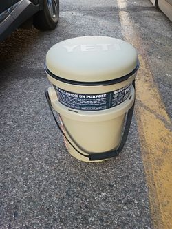 Yeti 5 gallon bucket with accessories