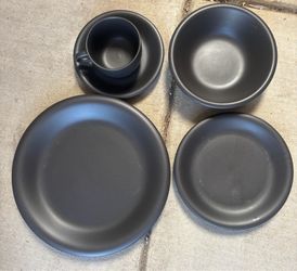 A set of matte tableware in 90% new condition.