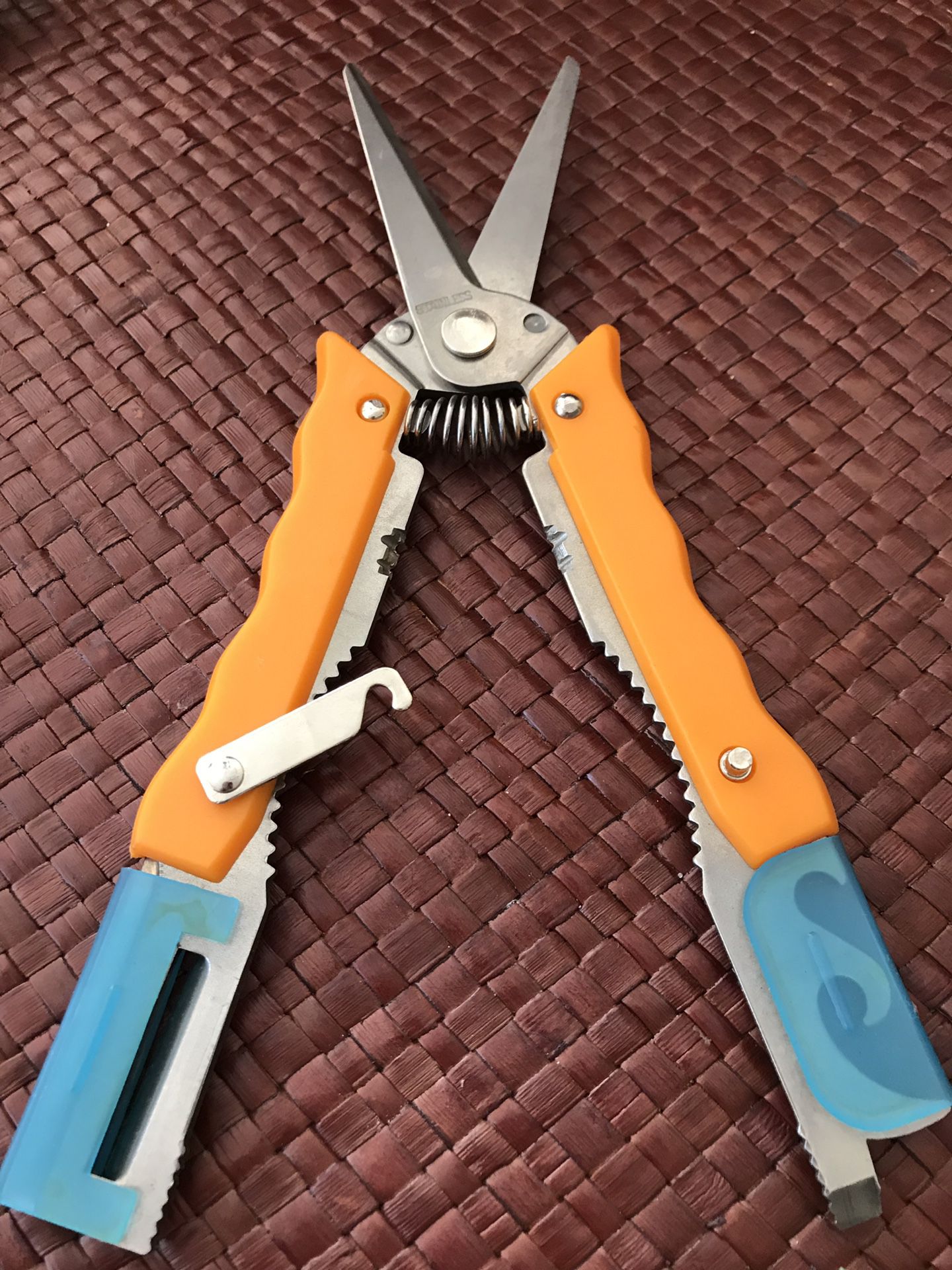 New stainless steel shears with many uses