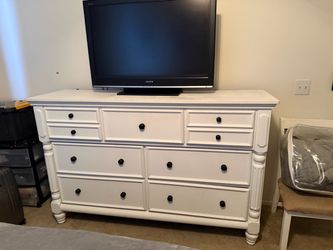 MOVING Bedroom set – large dresser and 2 nightstands