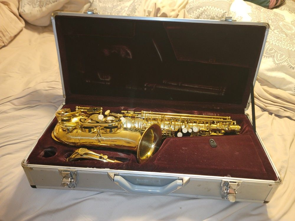 Suzuki Alto Saxophone Plays Great Excelent Condition