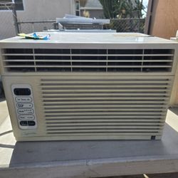 AIR CONDITIONER--COMFORT AIR--5000 BTU--BOX WINDOW