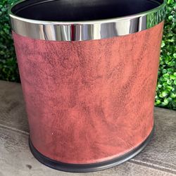 Small trash can for office or bathroom