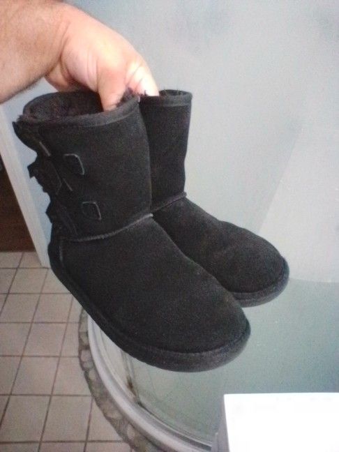 Used Koolaburra By UGG Size 2 Boots