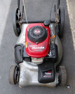 CRAFTSMAN LAWN MOWER. THE SELF PROPELLED AND ENGINE WORK GREAT. IT DOESN'T COME WITH BAG. THE REAR WHEELS ARE BRAND NEW.