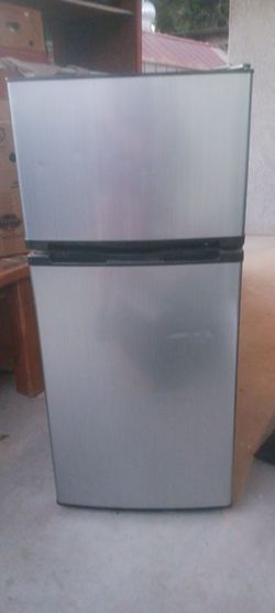 Dorm/Apartment refrigerator w/freezer