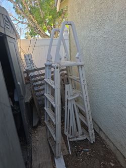 Pool ladder