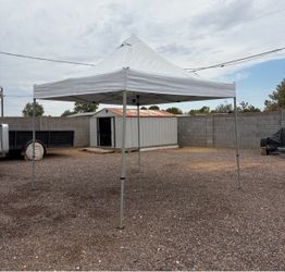 Heavy duty 10’x10’ canopy by Undercover. Heavy duty. No rips or tears. Comes with carrying case on wheels. $75 - 67th ave/Bell