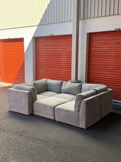 •Free Delivery• Modular 6pc. Sectional Couch