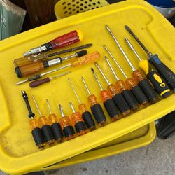 19 Miscellaneous Screwdrivers All In Good Condition