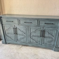 $200 Solid & Sturdy dresser Or Entry Way Table
