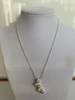 Beautiful silver tone with sparkly rhinestone pendant necklace