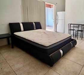 Cama full con colchon y mesita de noche