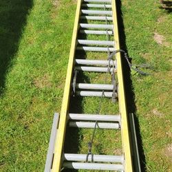 FIBERGLASS EXTENSION LADDER