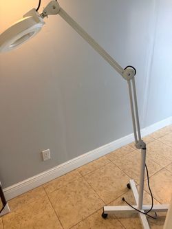 Esthetician Magnifying Lamp