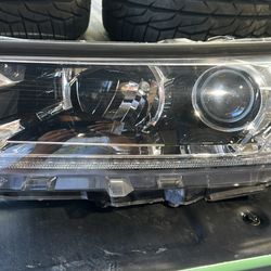 2017-19 TOYOTA HIGHLANDER LEFT LED HALOGEN SILVER ACCENT HEADLIGHT 2017-2019