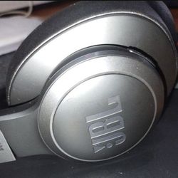BRAND NEW WIRELESS JBL HEADPHONES 