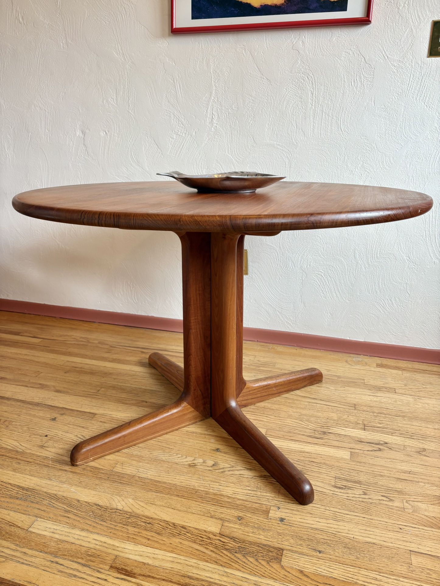 🐆 VINTISH INTERIORS 🐆 MCM Scandinavian Solid Danish Teak Round Dining Table