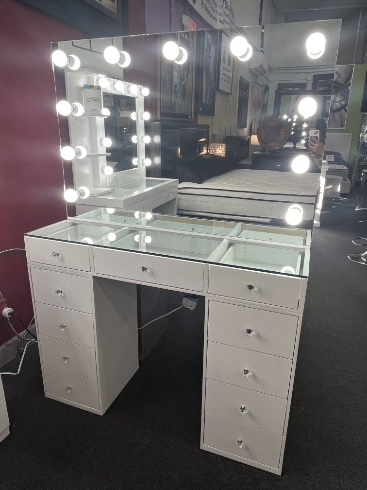 White Vanity W/Lights And Drawers