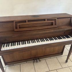 Conn piano