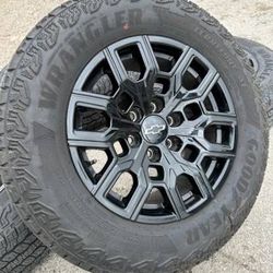 Like new 18” Chevy Black Wheels and Tires 18 Rims Silverado Colorado z71 Tahoe GMC Sierra Yukon Rines con Llantas factory original stock take off oem 