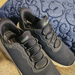 Sketchers Slip Ons 8.5 Blue 