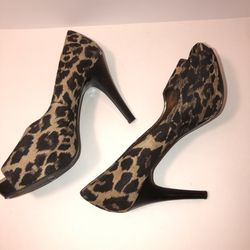 Nine West ‘Bonfireo’ size 7 suede cheetah open toed high heels shoes. Some of the gold has come off on the heel of the insole