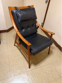 This Moser Ellipse Lounge Chair
