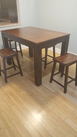 Table with,4 chairs