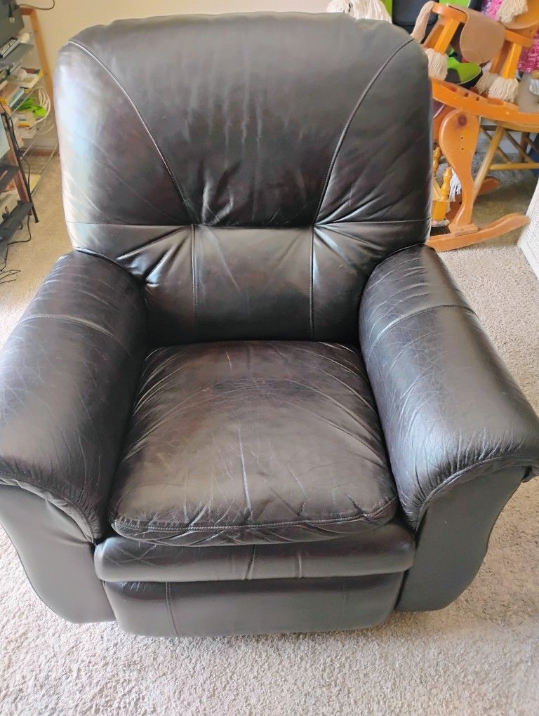 BEAUTIFUL LEATHER LAZY BOY ROCKER RECLINER/ BIG & COMFORTABLE/ THE BACK COMES OFF FOR EASY MOVING/ EXCELLENT CONDITION /REASONABLE OFFERS CONSIDERED