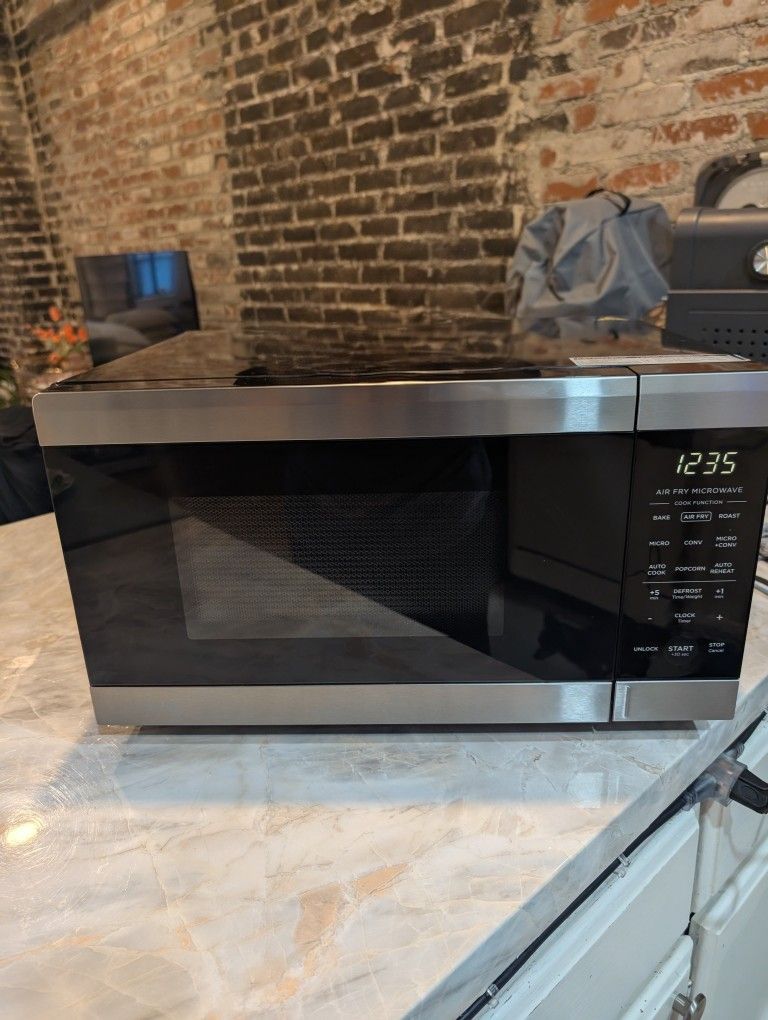 3-in-1 Vissani Microwave + Air Fryer + Convection Oven 19 in. 0.9 cu. ft. 900-Watt