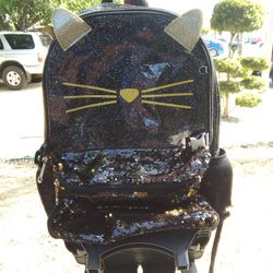 !! Kids Backpack On Wheels Has A Slight Tear