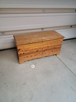 Cedar Chest No Key, Mesure On The Pictures 250 Dlls OBO