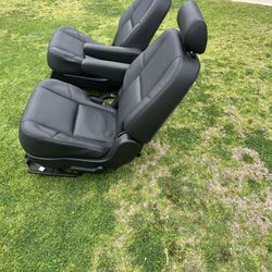 GMC 2nd row Black Leather Captains Chair 2 Seats 2009 Denali 