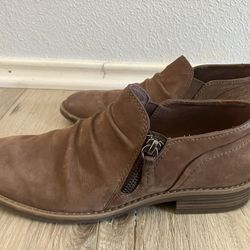Clarks Camzin Pace Booties in Brown Nubuck Leather W8.5