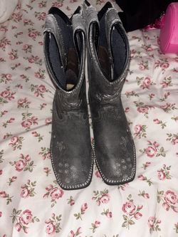 Cowgirl boots size 5
